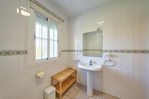 uma casa de banho branca com um lavatório e um espelho em Vargas Alto em San José
