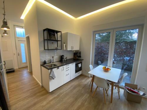 una cucina e una sala da pranzo con tavolo e sedie di Schöne, moderne Wohnung mit großzügiger Terasse a Essen