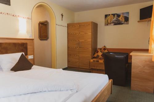 a bedroom with a bed and a dresser at Gästehaus Annemarie in Kauns