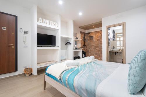 1 dormitorio blanco con 1 cama y TV en Blueroom - Jolly, en Bari