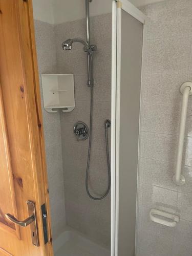 La salle de bains est pourvue d'une douche avec un pommeau de douche. dans l'établissement La casa di famiglia, à Brusson