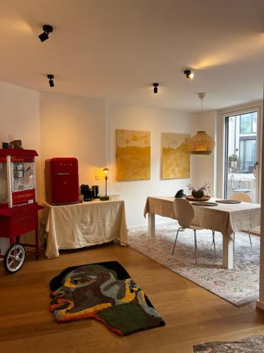 a living room with a desk and a table and a rug at Schöne Wohnung mit eigenem Whirlpool in dem Stadtzentrum in Vienna