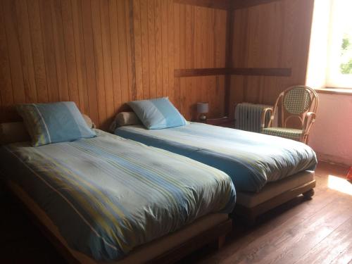 Un pat sau paturi într-o cameră la chez françoise