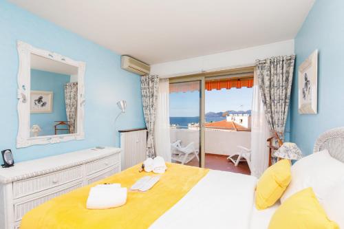 une chambre avec un lit et une grande fenêtre dans l'établissement Gabriel YourHostHelper, à Cannes