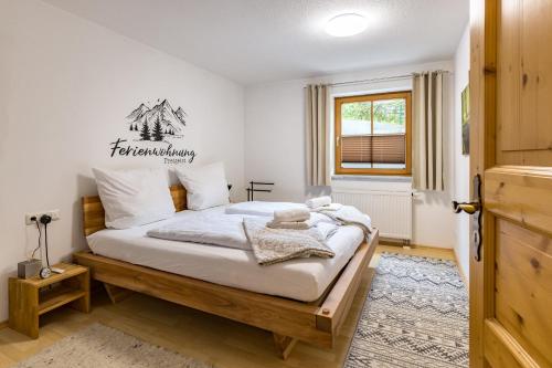 un dormitorio con una cama con un cartel que diga amistad en Freigeist, en Nesselwang