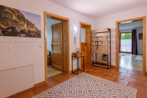 sala de estar con puertas de madera y alfombra en Freigeist, en Nesselwang