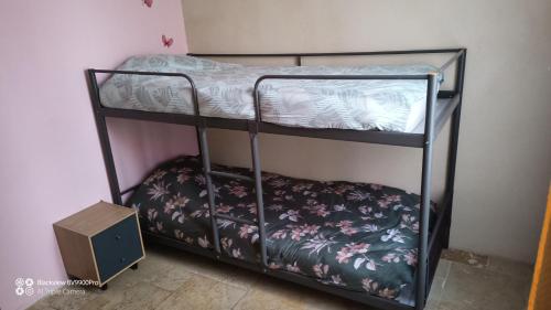 - deux lits superposés dans une chambre dans l'établissement maison Jonquière millet, à Jonquières