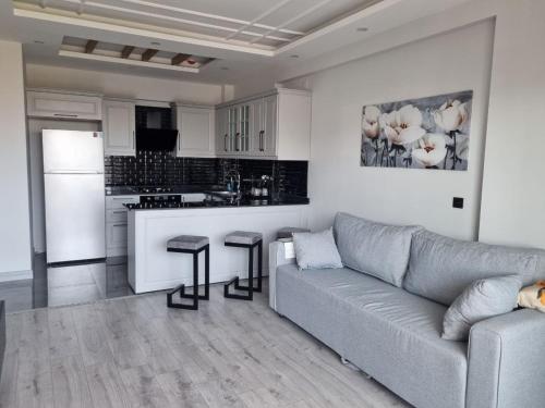 salon z kanapą i kuchnią w obiekcie Uğur Apart Sea View Premium w mieście Mersin
