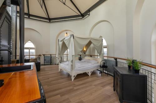 een slaapkamer met een hemelbed bij Watertoren - Molenwater 2a Middelburg in Middelburg