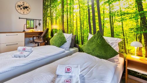 2 camas en una habitación con ventana con árboles en Apartament blisko Gondoli NR 5 - 5D Apartamenty en Świeradów-Zdrój