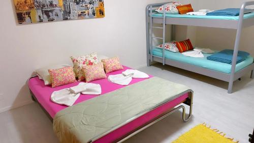 um quarto com 2 beliches e uma cama rosa em Grandhouse center of Switzerland em Olten