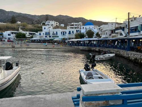 un barco está atracado en un río con edificios en Cozy Studio in Beautiful Apollonas Beach Naxos, en Apollon