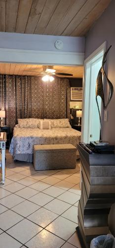 ein Schlafzimmer mit einem großen Bett in einem Zimmer in der Unterkunft Ocean, Beachfront OASIS in Waianae