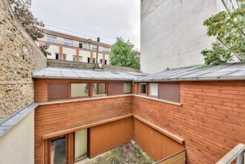 een extern uitzicht op een bakstenen gebouw met ramen bij Charmant appartement de 38m² -Quartier Latin in Parijs