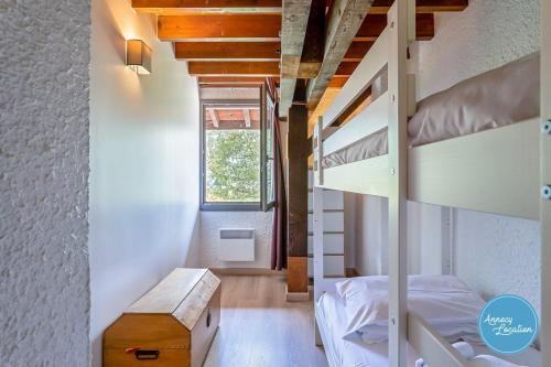 La PirrazにあるThe Bergerie T3- View Mountainsの二段ベッド2台とベンチが備わる客室です。