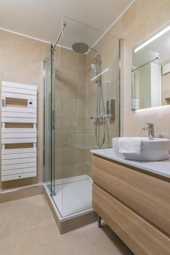 une salle de bain avec un lavabo et une douche dans l'établissement Studio proche RER - Rueil-sur-Seine, à Rueil-Malmaison