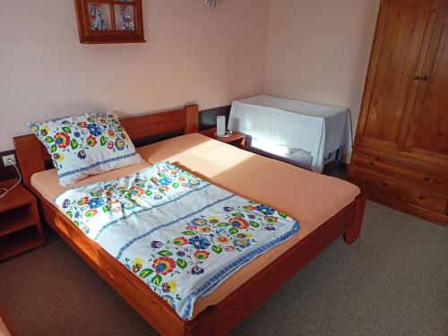 Postel nebo postele na pokoji v ubytování Hotel Koloniál Skalité