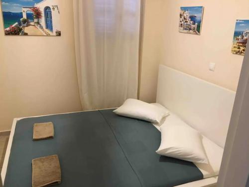 Habitación con cama con 2 almohadas en Cozy Studio in Beautiful Apollonas Beach Naxos en Apollon