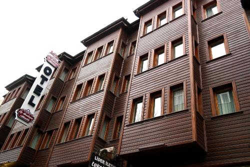 een houten gebouw met een bord aan de zijkant bij La Boutique Atlantik Hotel in Tekirdag