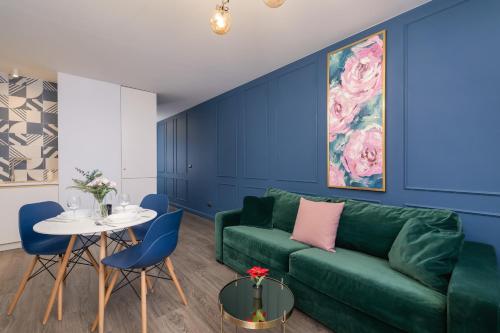 Blue and Green Apartment with Bright Pink Bedroom in Kraków by Noclegi Renters