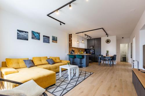 AG apartment with balcony and garage