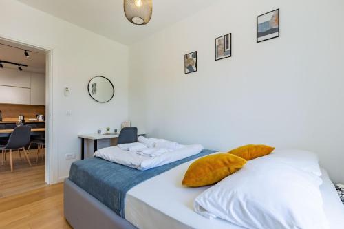 AG apartment with balcony and garage