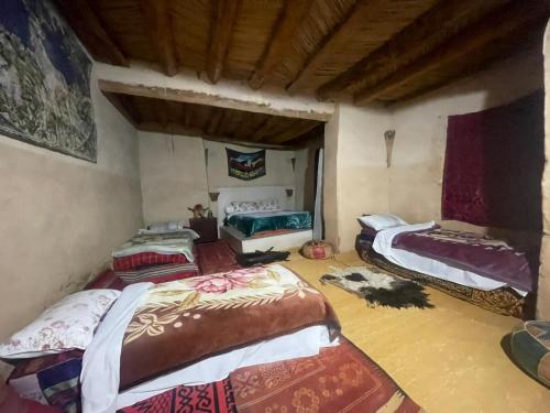 a room with three beds in a room at Maison d'hôte sirwaji in Assa