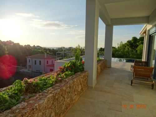 En balkon eller terrasse på Luxury sea view villa with pool Porto Heli Agios Aimilianos