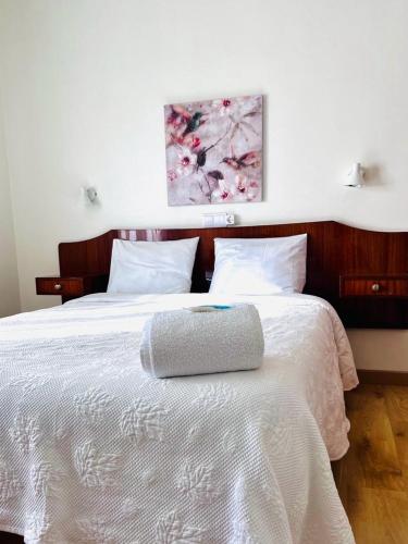 Residencial Moderna في توريس فيدراس: غرفة نوم بسرير كبير مع بطانية بيضاء