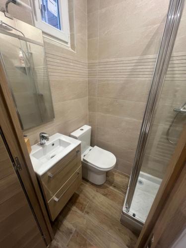 La salle de bains est pourvue de toilettes, d'un lavabo et d'une douche. dans l'établissement studio neuf rue de saint denis (colombes), à Colombes