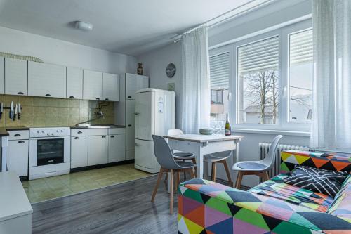 cocina y sala de estar con mesa y sofá en Lovely Flat Tolmin - Happy Rentals, en Tolmin
