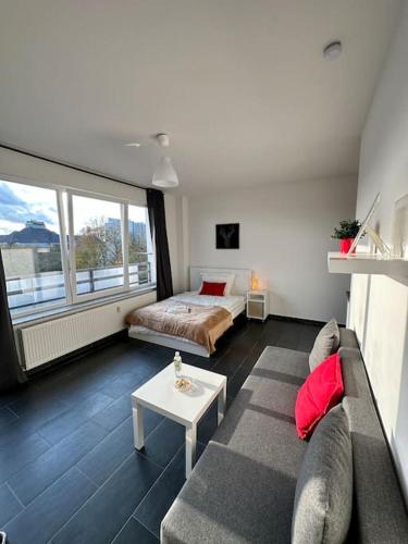 a living room with a couch and a bed at Apartment in zentraler Lage (mit Arbeitsecke) in Krefeld