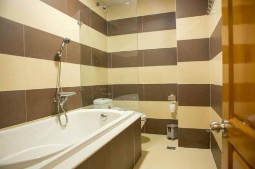 La salle de bains est pourvue d'une baignoire et de toilettes. dans l'établissement Cindy Hotel & Apartments - Khách Sạn Căn Hộ ở Trung Tâm TP Hải Phòng, à Hai Phong