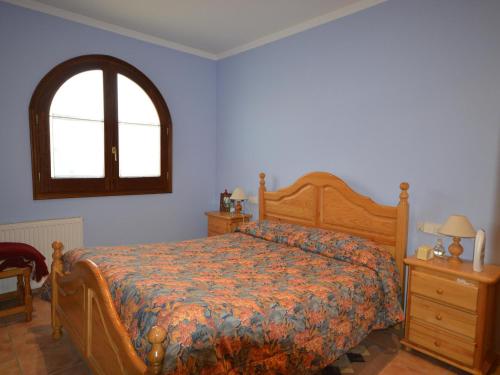 Schlafzimmer mit einem Bett und einem Fenster in der Unterkunft Casa L'Armentera, 3 dormitorios, 7 personas - ES-89-83 in Ventalló