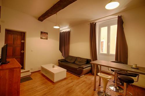 un salon avec un canapé et une table dans l'établissement Studio Conventionnel Chiappe Vieille ville Ajaccio, à Ajaccio