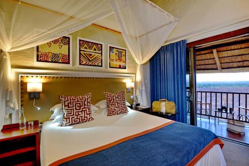 Katil atau katil-katil dalam bilik di Victoria Falls Safari Lodge