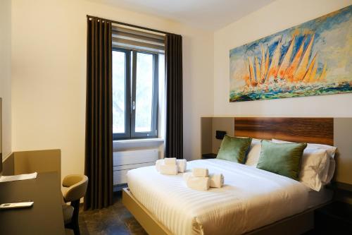 1 dormitorio con 1 cama con toallas en Dimora Giulia, en Bari