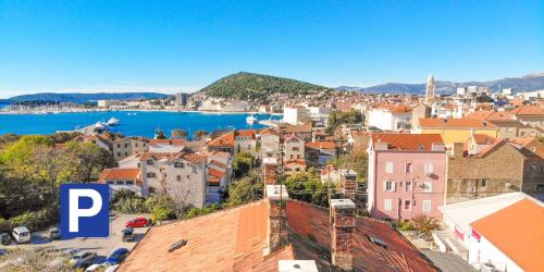 une ville avec vue sur l'eau et les bâtiments dans l'établissement A Heritage Split, à Split