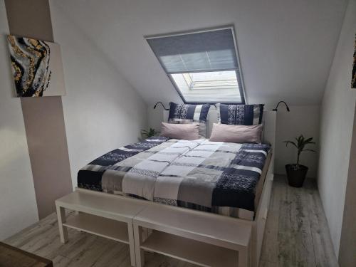 ein kleines Schlafzimmer mit einem Bett und einem Fenster in der Unterkunft Ferienwohnung Schusi Kesselsdorf in Kesselsdorf