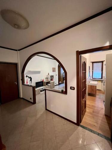 pasillo con puerta abierta a la sala de estar en Appartamento alle porte d'Ivrea, en Banchette