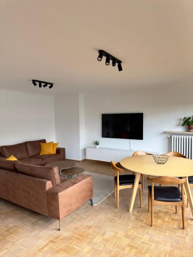 - un salon avec un canapé et une table dans l'établissement Cosy apartment in Ghent, à Gand