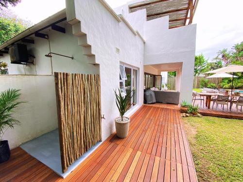 Taman di luar Woodlands Beach Villa