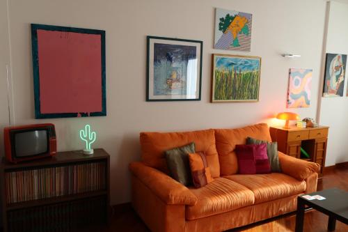 een woonkamer met een bank en een tv bij My Happy Place in Trieste