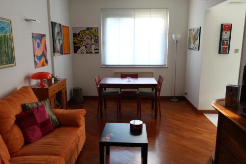 een woonkamer met een bank en een tafel bij My Happy Place in Trieste