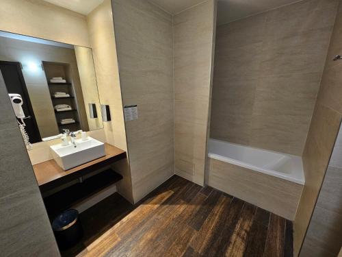 La salle de bains est pourvue d'un lavabo et d'un miroir. dans l'établissement Best Western Terre de Provence, au Cannet-des-Maures
