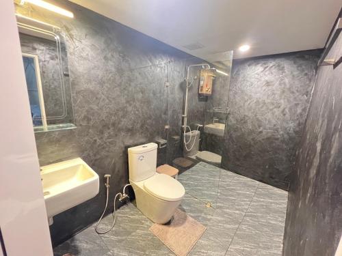 Green bus view inside hills khaokho في كاو كو: حمام مع مرحاض ومغسلة