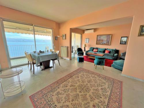 un salon avec un canapé et une table dans l'établissement Appartement vue mer Carmino Ajaccio, à Ajaccio