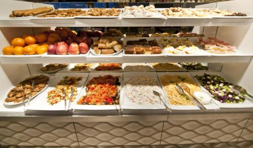 Makanan di atau berdekatan hotel