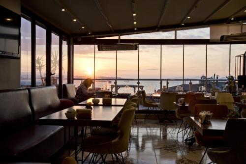 Restoran atau tempat lain untuk makan di Hotel Broken Column
