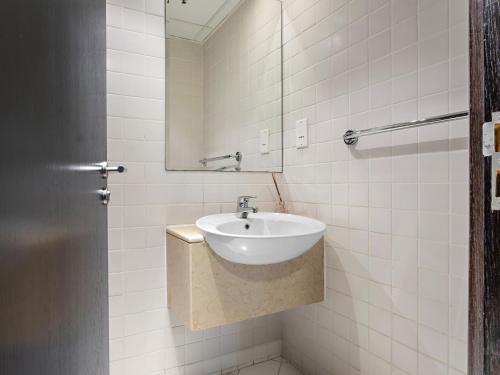 a bathroom with a sink and a mirror at Charming & Vibrant 1Bedroom In Marina Quay in Dubai